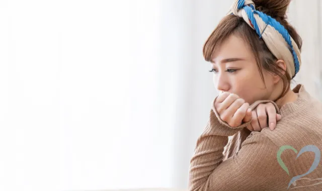 悩む女性