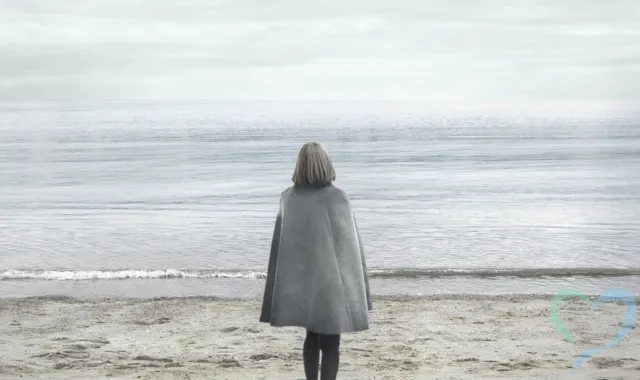 砂浜にいる女性