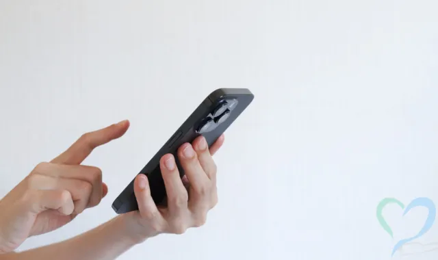 スマホを触る手