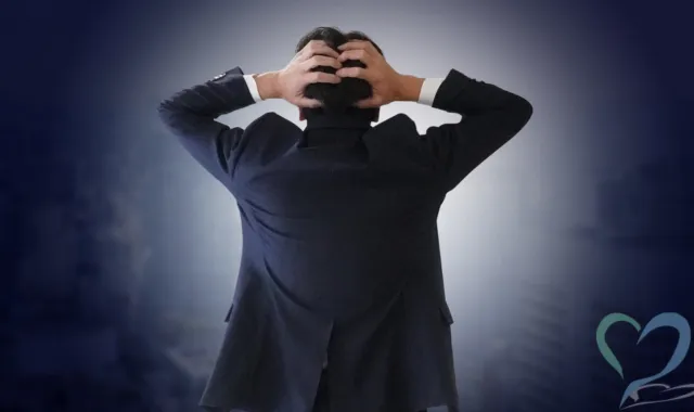 頭を抱える男性