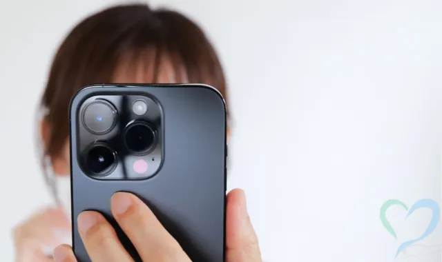 スマホを見る人