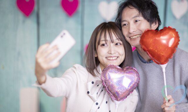 自撮りする二人