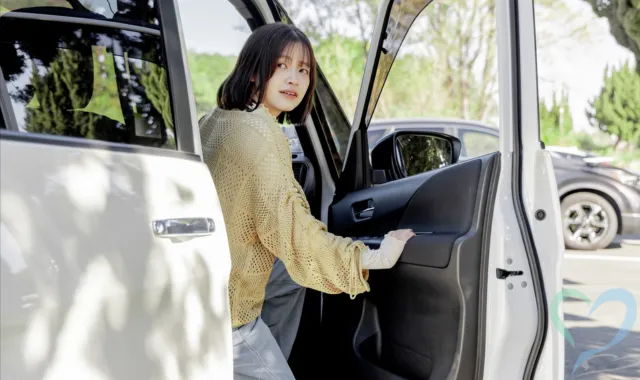 心配で後ろを振り返る人