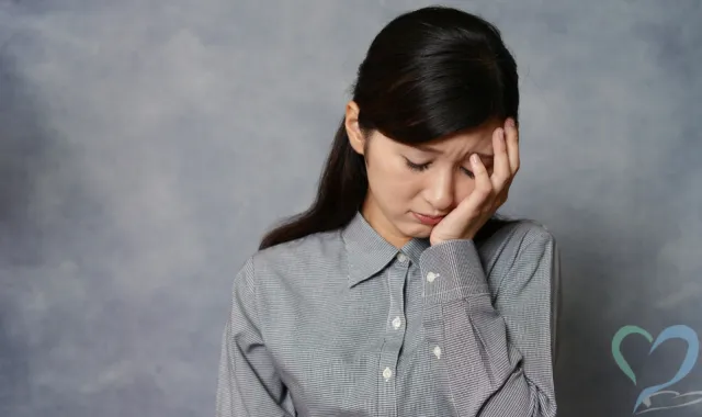 悩む女性