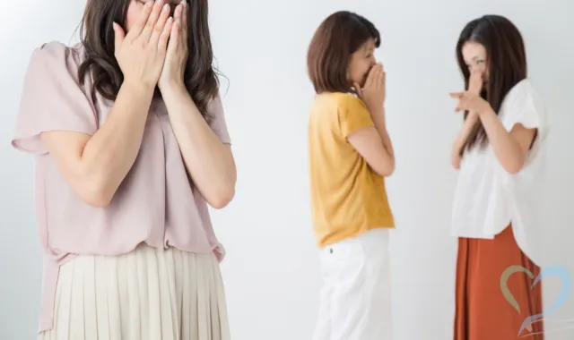 ひそひそ悪口を言われている