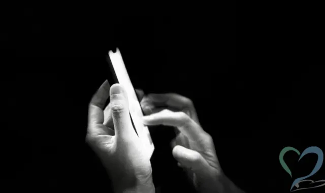 スマホを操作する怪しい人