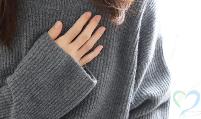 胸に手を当てる