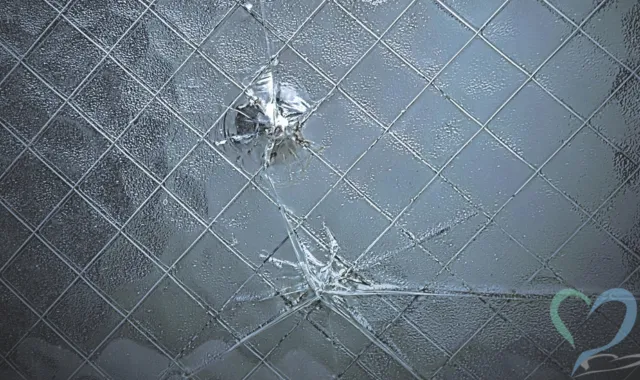 ひびの入った窓ガラス