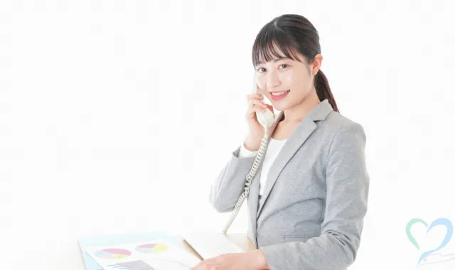 受話器を持つ女性