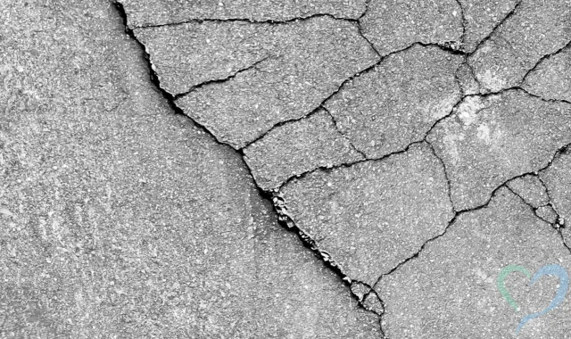 アスファルトのひび割れ