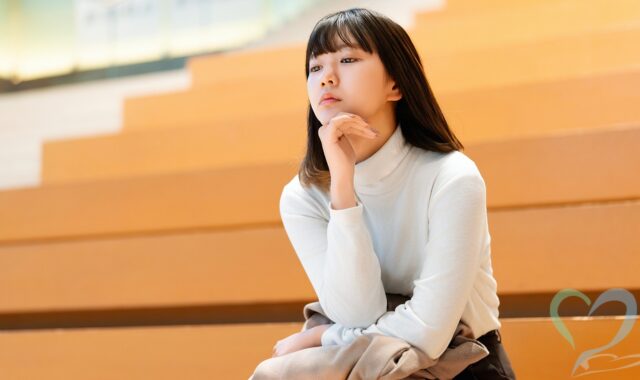 悩んでいる女性