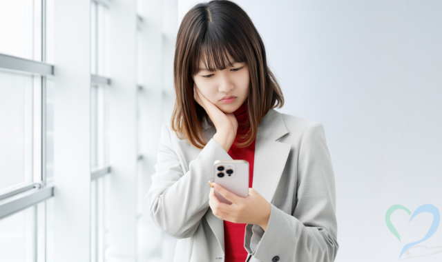 スマホを見つめる女性