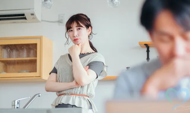 疑いの目を向ける女性