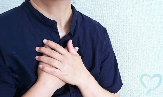 胸に手を当てる