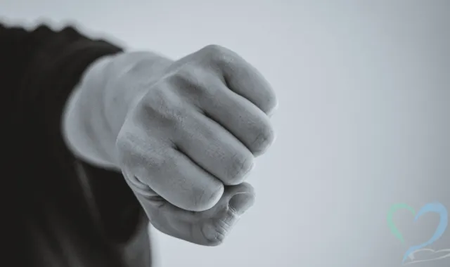 前に出された拳