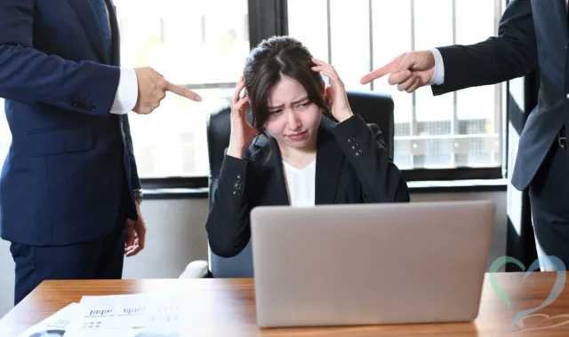 責められる女性