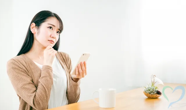 スマホを持つ女性