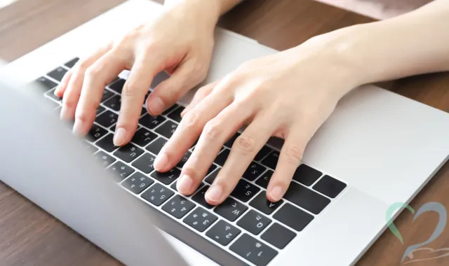 ノートPCを打つ人