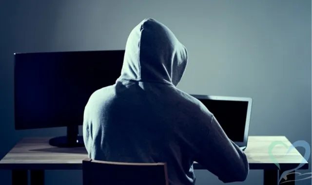 怪しいフードの男