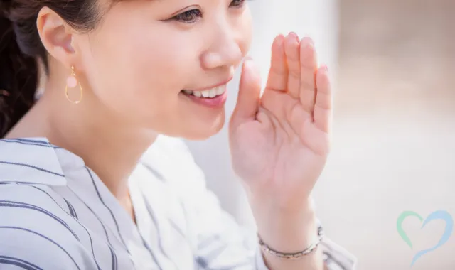 ささやく女性