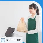 レジ対応をする女性店員