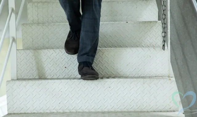 嫌がらせ加害者の足音