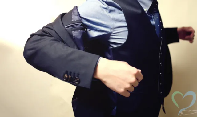 ジャケットをはおる男性