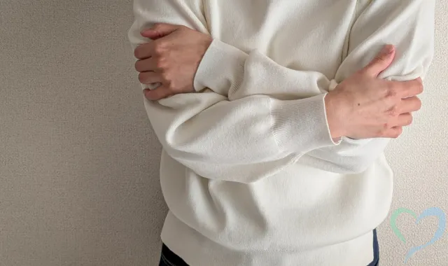 自らの体を抱きしめる